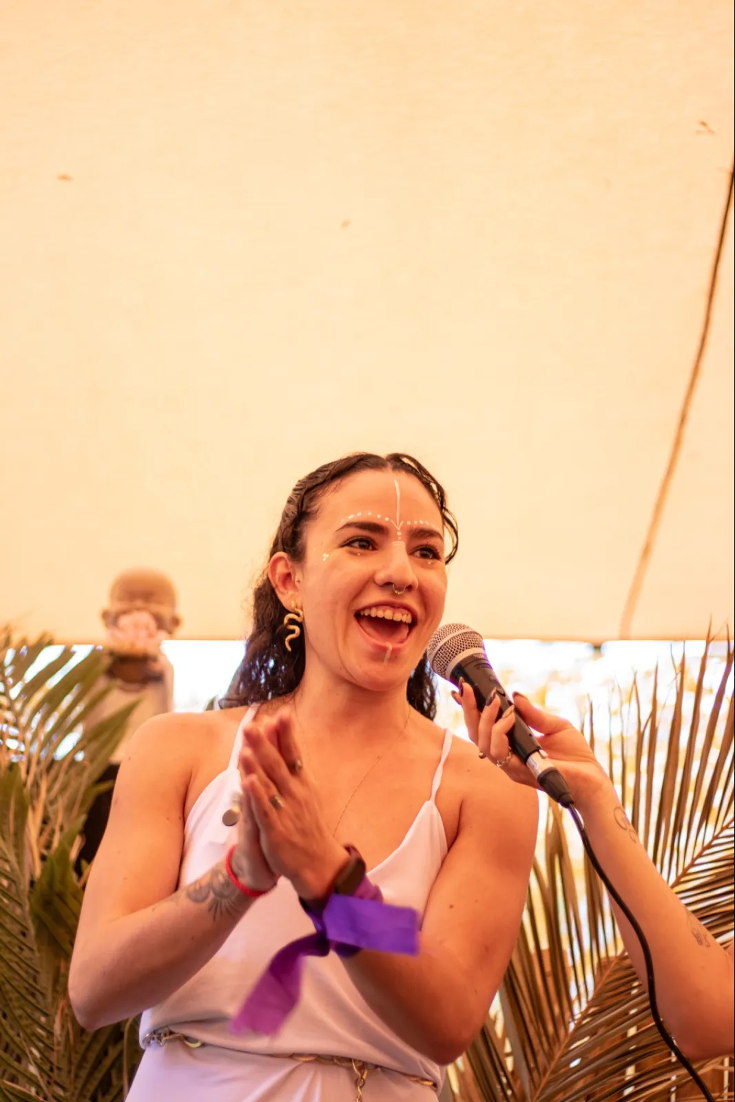 Mikeyla Holistica Yoga de la Risa